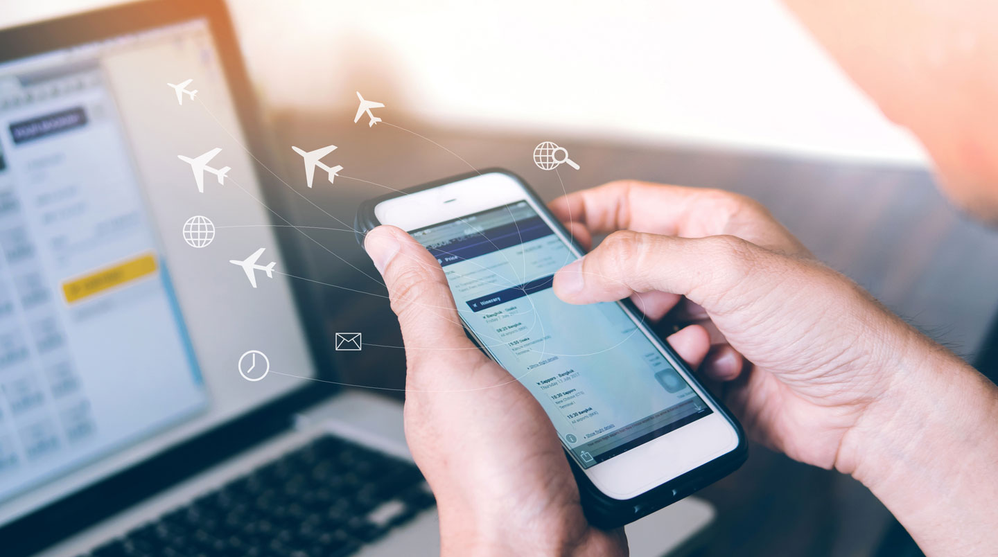 Passager consultant une confirmation de réservation de parking sur son smartphone avant de partir en voyage depuis Roissy